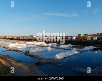 Vista dei campi di sale dopo un'intera giornata di raccolta del sale. Colori vivaci e piacevoli. Campi di sale a Castro Marim, Portogallo. Estrazione del sale Foto Stock