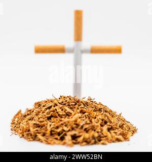 Simbólica tumba de tabaco y cigarrillos de un fumador, aislado en blanco Foto Stock