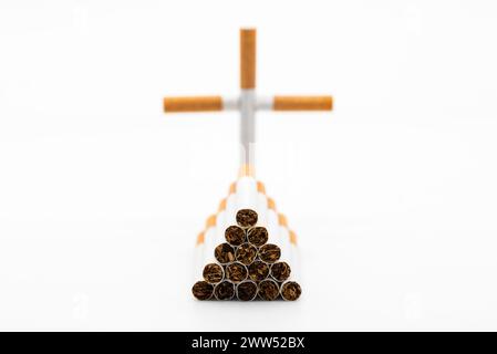 Simbólica tumba de tabaco y cigarrillos de un fumador, aislado en blanco Foto Stock