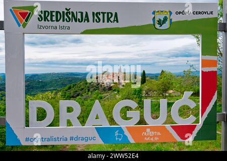 Vista del villaggio di Draguć in Istria, Croazia. Turismo rurale. Foto Stock