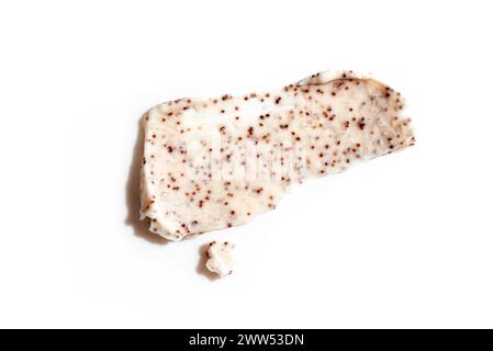 Campione di scrub naturale isolato su sfondo bianco. Panna pelata con microcapsule. Macchie di pesco o caffè. Foto Stock