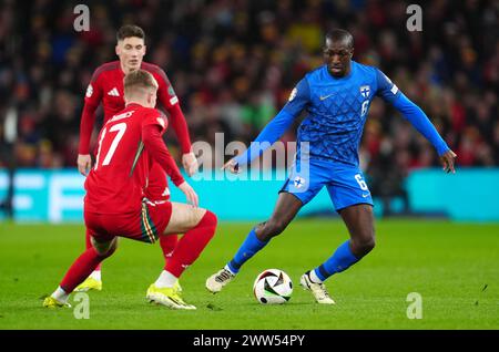 Jordan James (a sinistra) del Galles e Glen Kamara della Finlandia lottano per il pallone durante la partita di qualificazione a Euro 2024 al Cardiff City Stadium di Cardiff. Data foto: Giovedì 21 marzo 2024. Foto Stock