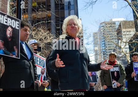 New York, Stati Uniti. 21 marzo 2024. Jim Garrison del New Paradigm Institute parla ad una manifestazione di fronte all'ufficio del senatore Chuck Schumer a Midtown Manhattan, New York, il 21 marzo 2024. La manifestazione è stata chiamata per ringraziare Schumer per aver sostenuto l'approvazione di un disegno di legge del Congresso che indirizzava il governo a divulgare informazioni relative agli UFO. (Foto di Katie Smith/Sipa USA) credito: SIPA USA/Alamy Live News Foto Stock