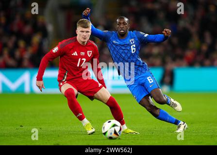 Jordan James (a sinistra) e Glen Kamara finlandese in azione durante la partita di qualificazione a Euro 2024 al Cardiff City Stadium di Cardiff. Data foto: Giovedì 21 marzo 2024. Foto Stock