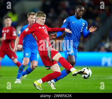 Jordan James (a sinistra) del Galles e Glen Kamara della Finlandia lottano per il pallone durante la partita di qualificazione a Euro 2024 al Cardiff City Stadium di Cardiff. Data foto: Giovedì 21 marzo 2024. Foto Stock