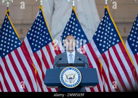 Washington, Vereinigte Staaten. 21 marzo 2024. Il leader della minoranza della camera degli Stati Uniti Hakeem Jeffries (Democratico di New York) ospita una cerimonia di medaglia d'oro in onore dell'esercito fantasma nel Campidoglio degli Stati Uniti a Washington, DC, giovedì 21 marzo 2024. Crediti: Annabelle Gordon/CNP/dpa/Alamy Live News Foto Stock