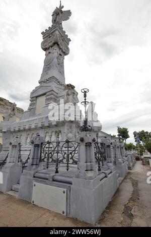 092 sontuosi pantheon - Monumento dei vigili del fuoco - sul lato ovest di Avenida Cristobal Colon Avenue, Cementerio de Colon Cemetery. L'Avana-Cuba. Foto Stock