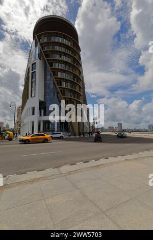 102 edificio moderno di lusso per scopi alberghieri all'angolo Paseo del Prado e Malecon, al confine dei quartieri Vecchia e centrale. L'Avana-Cuba. Foto Stock