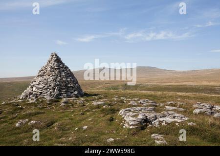 Ingleborough dalla cima cairn su Long Scart, nel Yorkshire Dales, Regno Unito Foto Stock