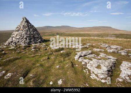 Ingleborough dalla cima cairn su Long Scart, nel Yorkshire Dales, Regno Unito Foto Stock