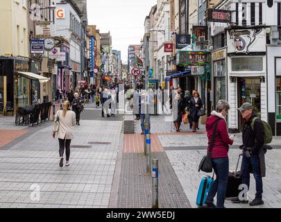 Oliver Plunkett Street, città di Cork, piena di turisti e amanti dello shopping Foto Stock