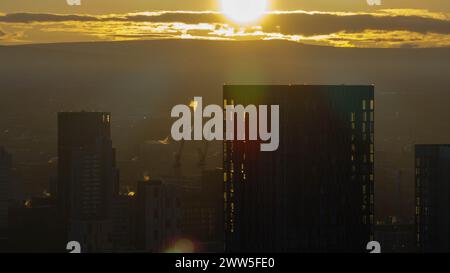 Drone aereo sparato attraverso Manchester sparato da ovest guardando a est a Deansgate Square, Manchester, Regno Unito Foto Stock