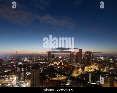 Drone aereo sparato attraverso Manchester sparato da ovest guardando a est a Deansgate Square, Manchester, Regno Unito Foto Stock