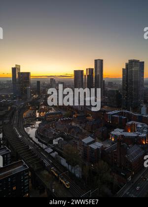 Drone aereo sparato attraverso Manchester sparato da ovest guardando a est a Deansgate Square, Manchester, Regno Unito Foto Stock