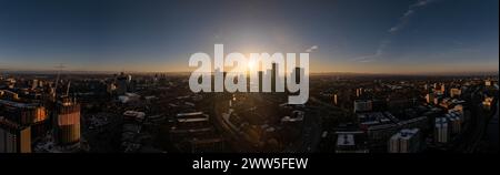 Drone aereo sparato attraverso Manchester sparato da ovest guardando a est a Deansgate Square, Manchester, Regno Unito Foto Stock