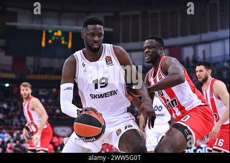 Pireo, Grecia. 21 marzo 2024. Youssoupha Fall di LDLC ASVEL Villeurbanne in competizione con 10 Moustapha Fall dell'Olympiacos Pireo durante l'Eurolega, Round 31, match tra Olympiacos Piraeus e LDLC ASVEL Villeurbanne al Peace & Friendship Stadium il 21 marzo 2024, a Pireo, Grecia. Credito: Agenzia fotografica indipendente/Alamy Live News Foto Stock