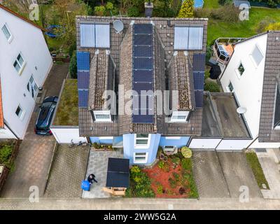 Einfamilienhaus mit verschiedenen Solarmodulen, neben normalen Standart Solarpanelen sind auch PV-Röhrenkollektoren verbaut, auf einer Mülltonnenbox sind Steckersolar Module als Dach montiert, Essen, NRW, Deutschland, Solarenergie *** Casa indipendente con vari moduli solari, oltre ai normali pannelli solari standard, sono installati anche collettori di tubi fotovoltaici, i moduli solari plug-in sono montati su un contenitore per la raccolta della polvere come tetto, Essen, NRW, Germania, energia solare Foto Stock