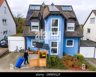 Einfamilienhaus mit verschiedenen Solarmodulen, neben normalen Standart Solarpanelen sind auch PV-Röhrenkollektoren verbaut, auf einer Mülltonnenbox sind Steckersolar Module als Dach montiert, Essen, NRW, Deutschland, Solarenergie *** Casa indipendente con vari moduli solari, oltre ai normali pannelli solari standard, sono installati anche collettori di tubi fotovoltaici, i moduli solari plug-in sono montati su un contenitore per la raccolta della polvere come tetto, Essen, NRW, Germania, energia solare Foto Stock