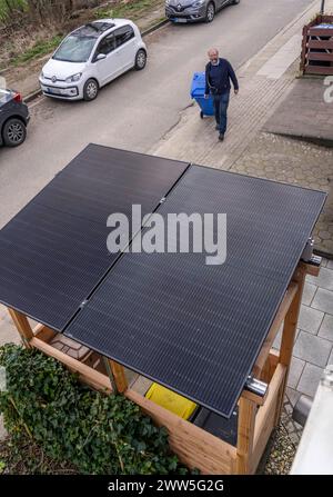 Einfamilienhaus mit verschiedenen Solarmodulen, neben Solarpanelen auf dem Hausdach, sind auf einer Mülltonnenbox Steckersolar Module als Dach montiert, Essen, NRW, Deutschland, Solarenergie *** Casa indipendente con vari moduli solari, oltre ai pannelli solari sul tetto della casa, i moduli solari plug-in sono montati su un contenitore per la raccolta della polvere come tetto, Essen, NRW, Germania, energia solare Foto Stock