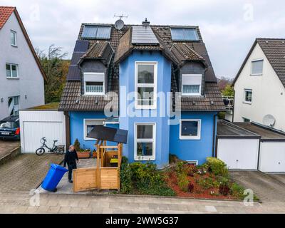 Einfamilienhaus mit verschiedenen Solarmodulen, neben normalen Standart Solarpanelen sind auch PV-Röhrenkollektoren verbaut, auf einer Mülltonnenbox sind Steckersolar Module als Dach montiert, Essen, NRW, Deutschland, Solarenergie *** Casa indipendente con vari moduli solari, oltre ai normali pannelli solari standard, sono installati anche collettori di tubi fotovoltaici, i moduli solari plug-in sono montati su un contenitore per la raccolta della polvere come tetto, Essen, NRW, Germania, energia solare Foto Stock