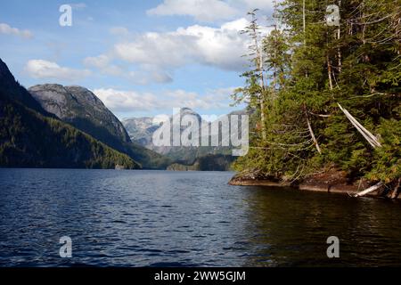 Montagne della costa del Pacifico e foresta al lago Ellerslie, nella Great Bear Rainforest, Heiltsuk First Nation Territory, Columbia Britannica, Canada. Foto Stock