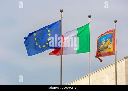 Venezia, Italia - 10 gennaio 2017: City Lion Bandiere italiane ed europee insieme a Venezia, Italia. Foto Stock