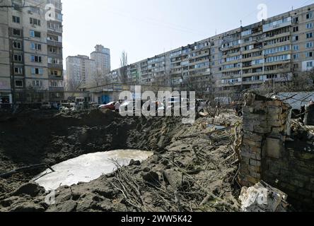 Kiev, Ucraina. 21 marzo 2024. Vista di un cratere causato da un'esplosione durante un attacco missilistico dell'esercito russo a Kiev. Credito: SOPA Images Limited/Alamy Live News Foto Stock