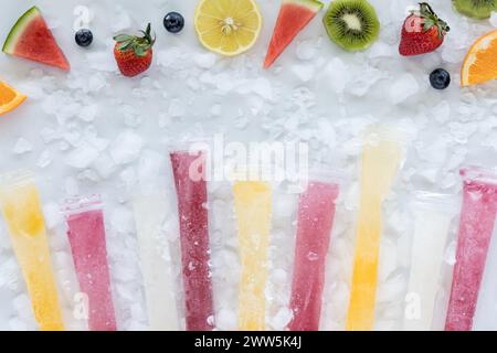 Una fila di omaggi fai da te con un bordo di frutta fresca e ghiaccio tutto intorno. Foto Stock