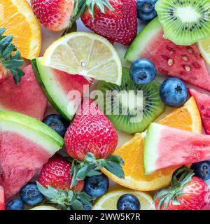 una pila di pezzi di frutta fresca in un raccolto quadrato. Foto Stock