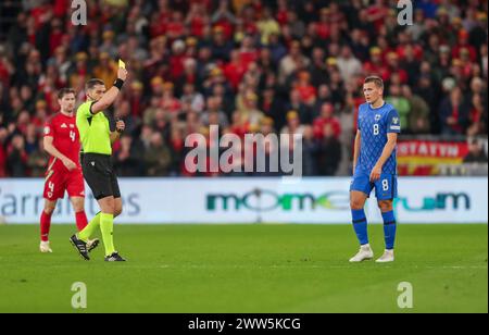 Cardiff City Stadium, Cardiff, Regno Unito. 21 marzo 2024. Partita di qualificazione all'Euro UEFA calcio, Galles contro Finlandia; Robin Lod della Finlandia riceve un cartellino giallo dall'arbitro Istvan Kovacs al 22° minuto credito: Action Plus Sports/Alamy Live News Foto Stock