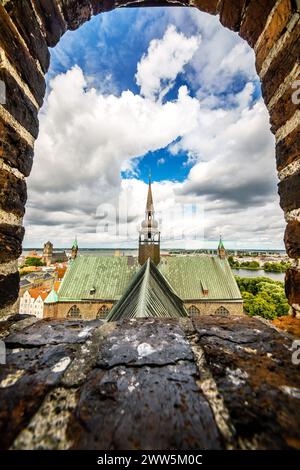 Stralsund, Meclemburgo-Vorpommern, Germania,05 08. 2018.Vista dalla finestra a scomparsa della chiesa parrocchiale protestante di santa maria alla città vecchia di Stralsund, Foto Stock