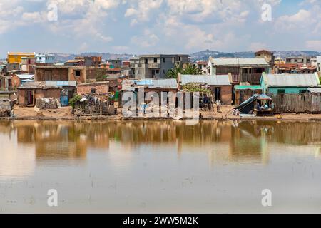 Antananarivo, Madagascar. 25 oktober 2023. strada di Antananarivo. Capitale e città più grande del Madagascar . grande pozzanghera dopo la pioggia vicino alle case Foto Stock