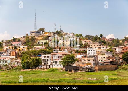 Antananarivo, Madagascar. 25 oktober 2023. strada di Antananarivo. Capitale e città più grande del Madagascar . case colorate e luminose sulla collina Foto Stock