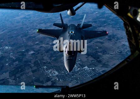 Un F-35 Lightning II con il 115th Fighter Wing si avvicina a un KC-135 Stratotanker del 121st Air Refueling Wing per essere rifornito sui cieli del Wisconsin, il 20 marzo 2024. Il KC-135 Stratotanker è una risorsa unica che migliora la capacità dell'Air Force di compiere la sua missione principale di portata globale attraverso il rifornimento aereo. (Foto della U.S. Air National Guard del Senior Airman Ivy Thomas) Foto Stock