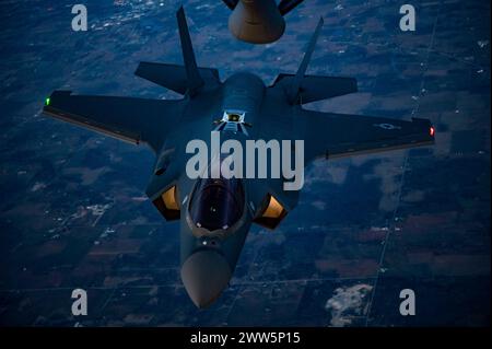 Un F-35 Lightning II con il 115th Fighter Wing si avvicina a un KC-135 Stratotanker del 121st Air Refueling Wing per essere rifornito sui cieli del Wisconsin, il 20 marzo 2024. Il KC-135 Stratotanker è una risorsa unica che migliora la capacità dell'Air Force di compiere la sua missione principale di portata globale attraverso il rifornimento aereo. (Foto della U.S. Air National Guard del Senior Airman Ivy Thomas) Foto Stock