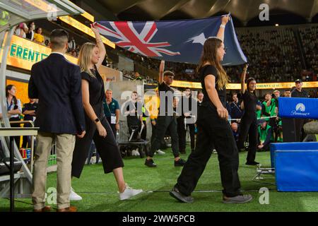 Sydney, Australia. 21 marzo 2024. La bandiera australiana entra in campo prima della partita di qualificazione della Coppa del mondo FIFA 2026 tra Australia e Libano al Western Sydney Stadium il 21 marzo 2024 a Sydney, Australia Credit: IOIO IMAGES/Alamy Live News Foto Stock