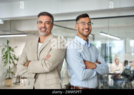Due leader fiduciosi in affari che si schierano di nuovo in carica. Verticale. Foto Stock