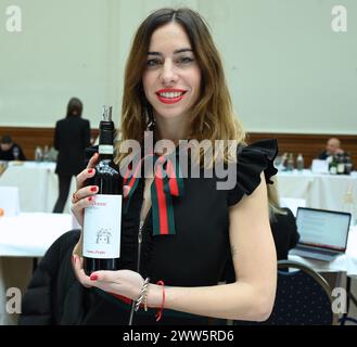 Gambero Rosso è tornato a Londra il 21 marzo 2024, presentando circa 40 delle cantine più prestigiose della produzione vinicola italiana! Durante la giornata, i professionisti del settore e della stampa del Regno Unito hanno avuto l'opportunità di degustare i migliori vini presentati in vini d'Italia 2024, una delle guide più autorevoli sul complesso mondo dei vini italiani. L'evento di Londra sarà caratterizzato anche da un'esclusiva masterclass, finalizzata ad acquisire una preziosa visione dei vini presenti all'evento. Foto Stock