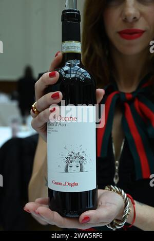 Gambero Rosso è tornato a Londra il 21 marzo 2024, presentando circa 40 delle cantine più prestigiose della produzione vinicola italiana! Durante la giornata, i professionisti del settore e della stampa del Regno Unito hanno avuto l'opportunità di degustare i migliori vini presentati in vini d'Italia 2024, una delle guide più autorevoli sul complesso mondo dei vini italiani. L'evento di Londra sarà caratterizzato anche da un'esclusiva masterclass, finalizzata ad acquisire una preziosa visione dei vini presenti all'evento. Foto Stock