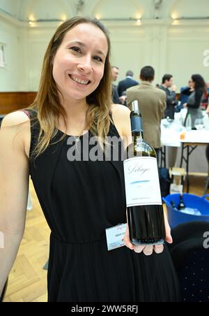 Gambero Rosso è tornato a Londra il 21 marzo 2024, presentando circa 40 delle cantine più prestigiose della produzione vinicola italiana! Durante la giornata, i professionisti del settore e della stampa del Regno Unito hanno avuto l'opportunità di degustare i migliori vini presentati in vini d'Italia 2024, una delle guide più autorevoli sul complesso mondo dei vini italiani. L'evento di Londra sarà caratterizzato anche da un'esclusiva masterclass, finalizzata ad acquisire una preziosa visione dei vini presenti all'evento. Foto Stock