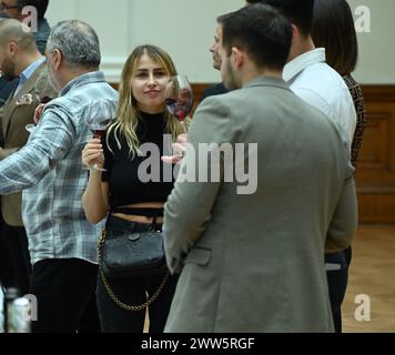 Gambero Rosso è tornato a Londra il 21 marzo 2024, presentando circa 40 delle cantine più prestigiose della produzione vinicola italiana! Durante la giornata, i professionisti del settore e della stampa del Regno Unito hanno avuto l'opportunità di degustare i migliori vini presentati in vini d'Italia 2024, una delle guide più autorevoli sul complesso mondo dei vini italiani. L'evento di Londra sarà caratterizzato anche da un'esclusiva masterclass, finalizzata ad acquisire una preziosa visione dei vini presenti all'evento. Foto Stock