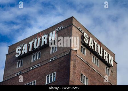 Foto di un cartello con il logo di Saturn Koln nel loro negozio di Colonia. Fa parte del gruppo di elettronica Media Saturn Holding, ed è un rivenditore Foto Stock