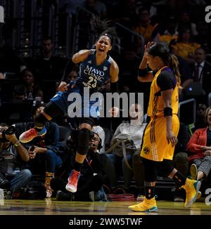 Los Angeles, Stati Uniti. 1 ottobre 2017. L'attaccante dei Minnesota Lynx Maya Moore (23) festeggia dopo aver segnato un layup mentre viene sporcata dall'attaccante dei Los Angeles Sparks Candace Parker (3) per un'opportunità nel quarto quarto quarto di gara delle finali WNBA di domenica 1 ottobre 2017 allo Staples Center di Los Angeles. (Foto di Aaron Lavinsky/Minneapolis Star Tribune/TNS/Sipa USA) credito: SIPA USA/Alamy Live News Foto Stock