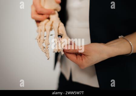 presentazione del piede umano con disegno delle ossa sulla pelle e modello del piede - confronto Foto Stock