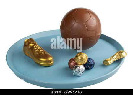 Uovo di Pasqua a forma di pallone da calcio ripieno di piccoli cioccolatini assortiti 1. Foto Stock