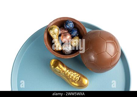 Uovo di Pasqua a forma di pallone da calcio ripieno di piccoli cioccolatini assortiti 6. Foto Stock