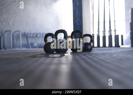 I kettlebell sono allineati su un piano della palestra con spazio per fotocopie Foto Stock