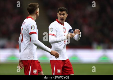 Varsavia, Pologne. 25 febbraio 2024. Jan Bednarek e Robert Lewandowski della Polonia durante la partita di calcio UEFA Euro 2024, play-off tra Polonia ed Estonia il 21 marzo 2024 allo stadio PGE Narodowy di Varsavia, Polonia - foto Piotr Matusewicz/DPPI Credit: DPPI Media/Alamy Live News Foto Stock