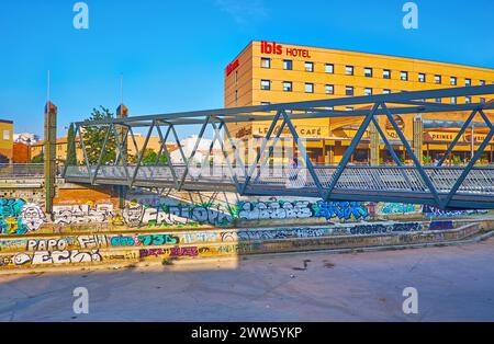 MALAGA, SPAGNA - 28 SETTEMBRE 2019: Il moderno ponte in metallo Puente de la Trinidad che attraversa il fiume Guadalmedina, il 28 settembre a Malaga Foto Stock