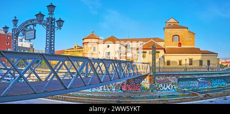 Panorama con il Ponte tedesco (Puente de los Alemanes, Puente de Santo Domingo) e la chiesa medievale di Santo Domingo de Guzman dietro Guadalmedi Foto Stock